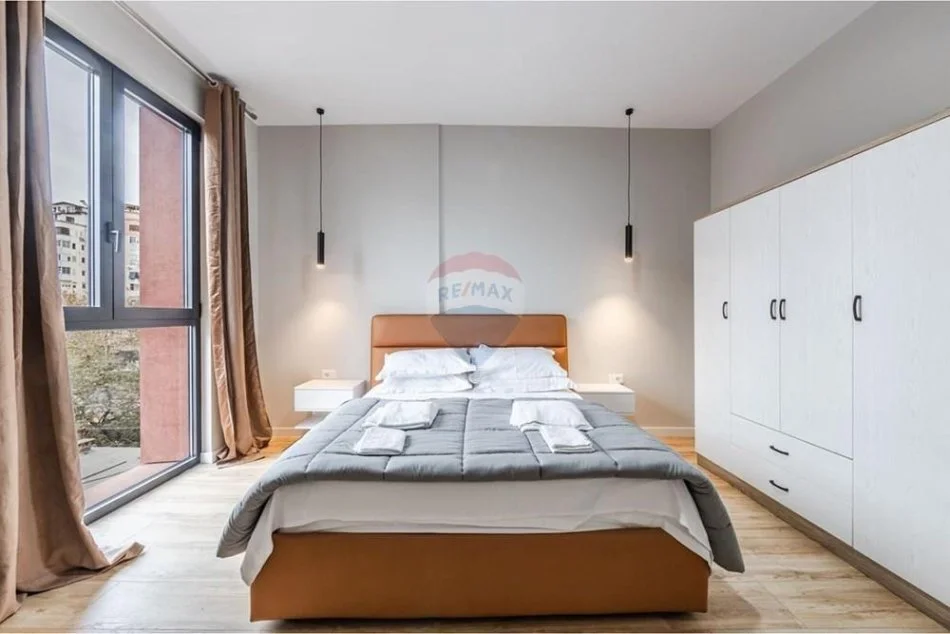 Tirane, jepet me qera apartament 1+1+Ballkon , 70 m² 1.200 € (Rruga e Kavajes)