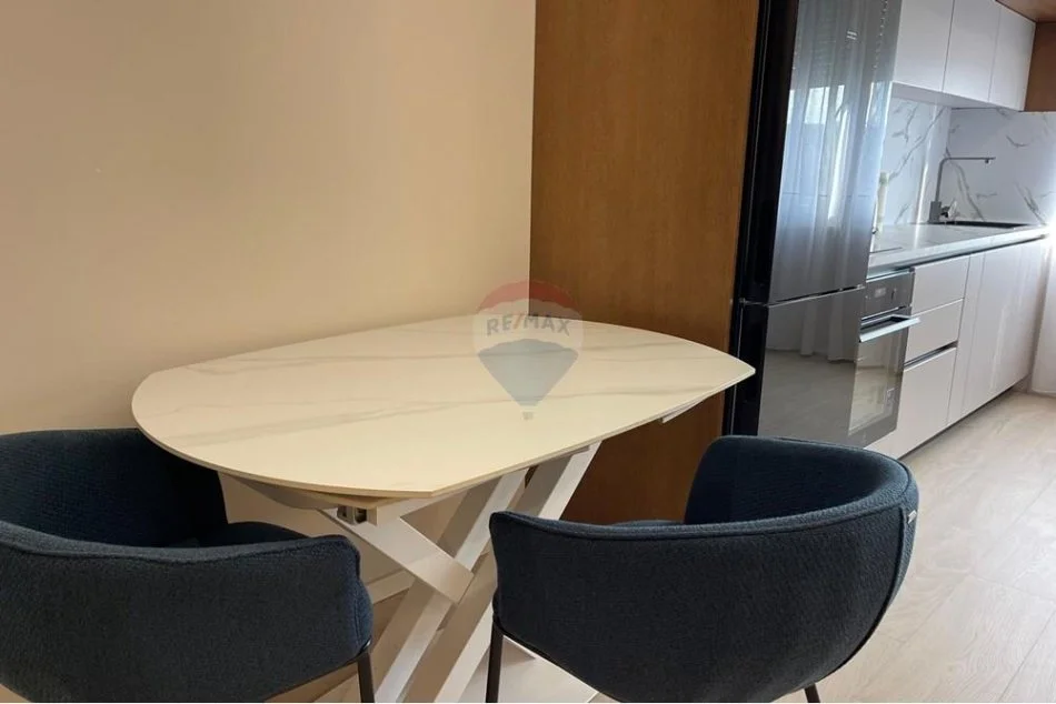 Tirane, jepet me qera apartament 1+1 , 650 € (qender)