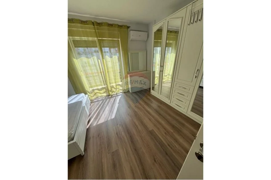 Tirane, jepet me qera apartament 2+1+Ballkon , 105 m² 800 € (Liqeni i Thate)