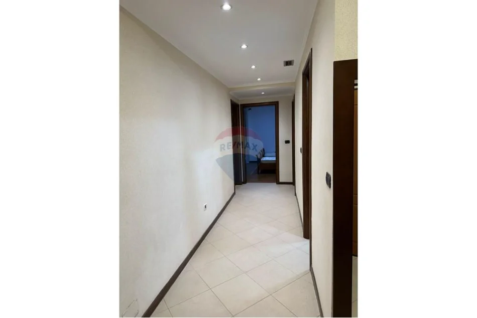 Tirane, jepet me qera apartament , 146 m² 1.060 € (Ish Ekspozita)