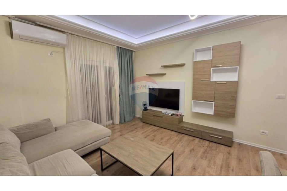 Tirane, jepet me qera apartament 1+1+Ballkon Kati 3, 61 m² 500 € (rruga Peti)