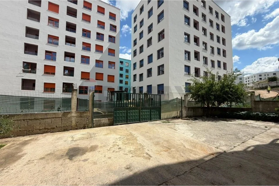 Tirane, jepet me qera magazine Kati 0, 128 m² 400 € (Kompleksi Mangalem)