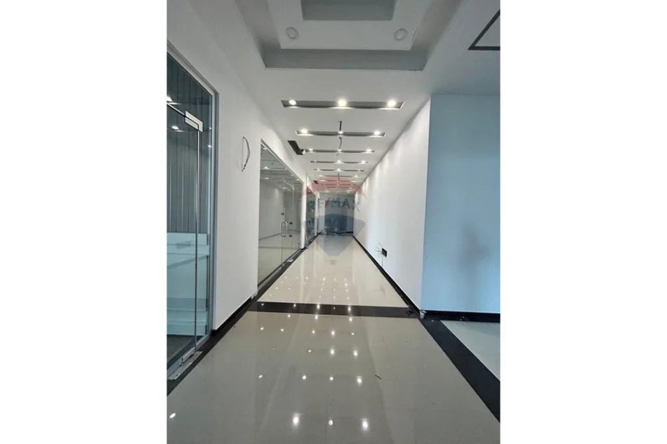 Vlore - Lungomare, jepet me qera zyre Kati 2, 40 m² 300 € (Rruga Cameria, Lungomare, Vlore)