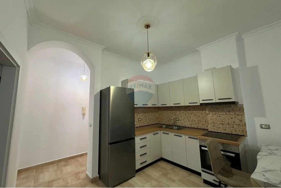 Tirane, jepet me qera 3+1+Ballkon , 120 m² 700 € (Rruga Sitki Çiço, Xhamlliku, Tiranë)