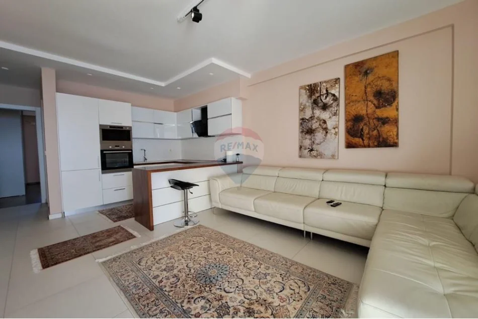 Vlore - Lungomare, shitet apartament 2+1 Kati 9, 96 m² 260.000 € (Pran Shkolles se Marines)