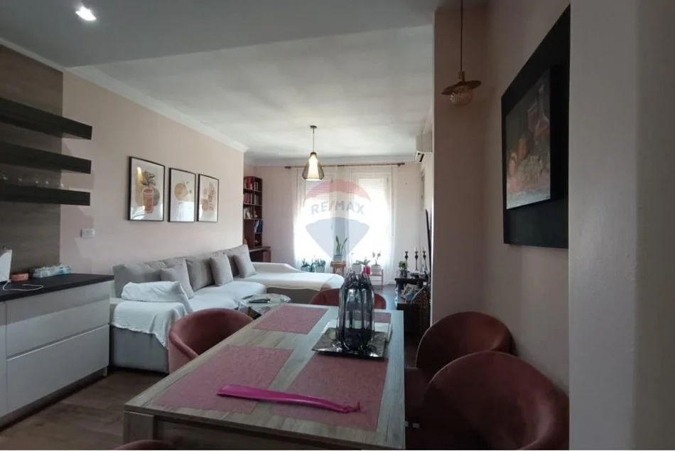 Tirane, jepet me qera apartament 1+1 , 700 € 