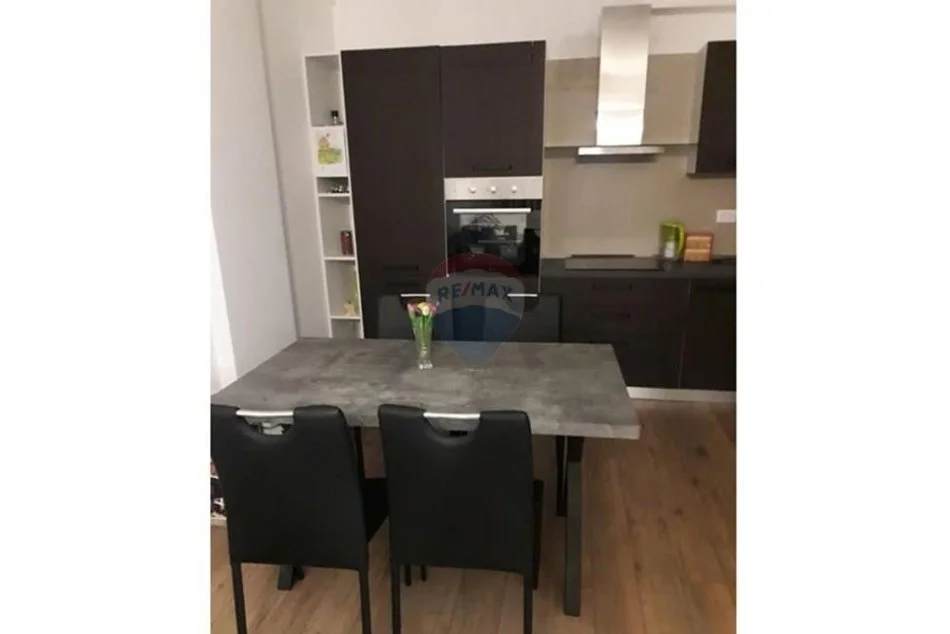 Tirane, jepet me qera apartament 1+1+Ballkon Kati 5, 78 m² 800 € 