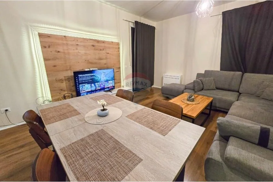 Tirane, jepet me qera apartament 2+1+Ballkon , 100 m² 800 € (Pazar i Ri)