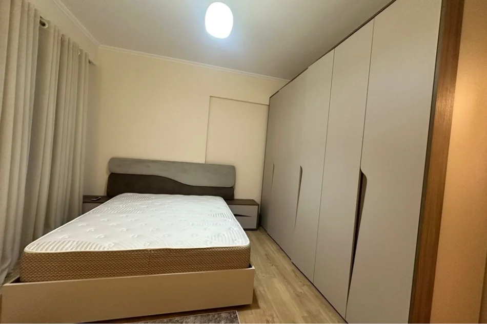 Tirane, jepet me qera apartament 2+1+Ballkon Kati 5, 88 m² 1.000 € (Delirogji)