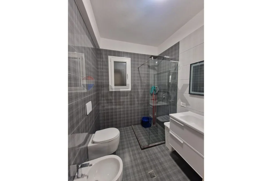 Vlore, jepet me qera apartament 1+1+Ballkon Kati 10, 85 m² 400 € (Rruga Hysni Alimerko, pranë zonës së Shtëpisë së Oficerëve)