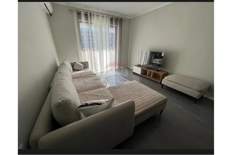 Tirane, jepet me qera apartament 1+1 Kati 1, 65 m² 500 € (Rruga 5 Maji)