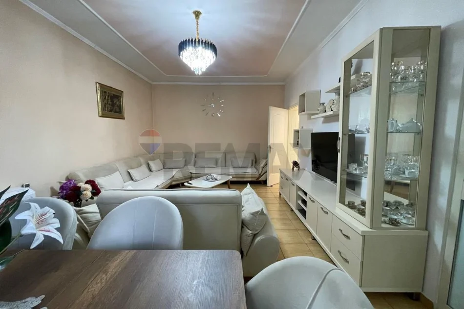 Tirane, jepet me qera 2+1 , 98 m² 1.000 € 