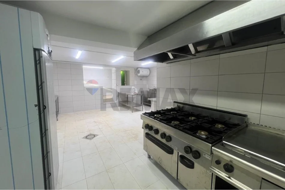 Vlore - Lungomare, jepet me qera bar-resorant , 420 m² (Rruga Aleksander Moisiu, Vlore)