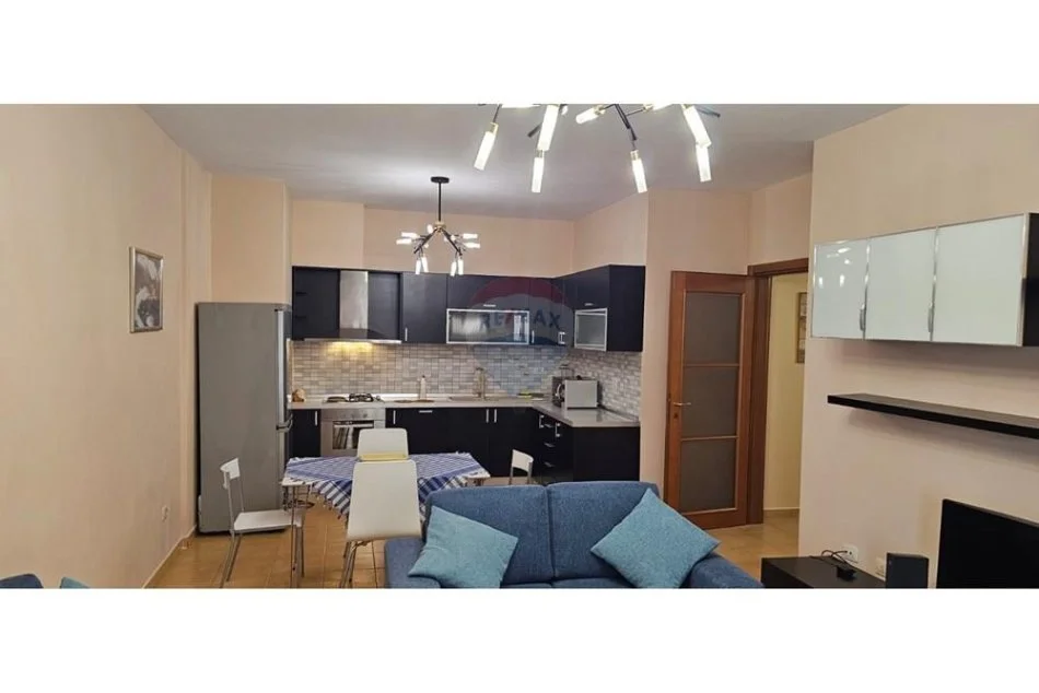 Tirane, jepet me qera apartament 2+1+Ballkon , 99 m² 900 € 