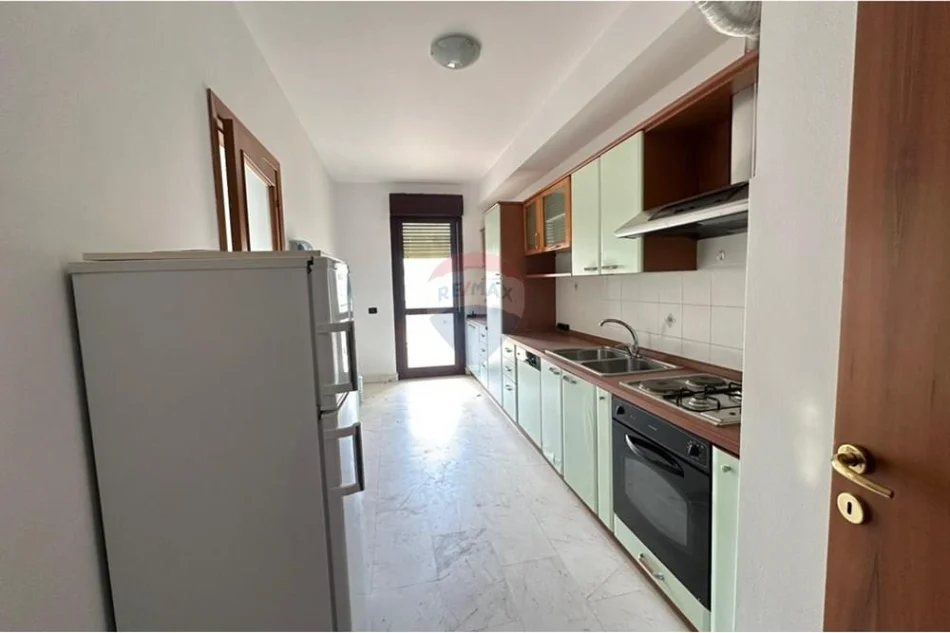 Tirane, jepet me qera , 202 m² 2.100 € 