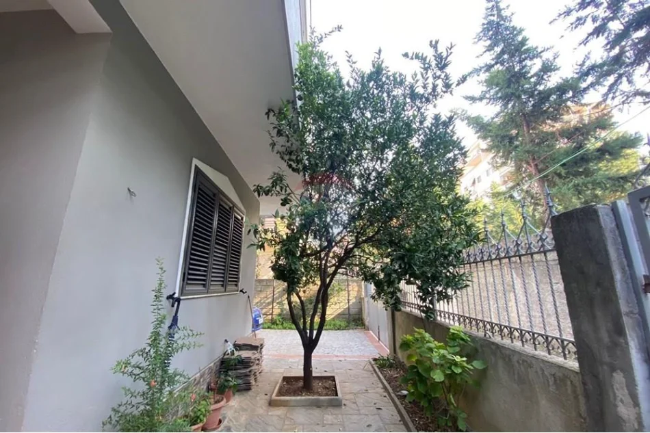 Tirane, jepet me qera Vile , 287 m² 1.700 € 
