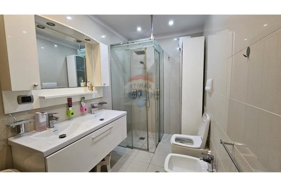 Tirane, jepet me qera apartament 3+1 Kati 9, 143 m² 1.500 € (rruga dibres)