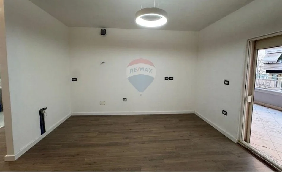 Tirane, shitet apartament 1+1 Kati 2, 77 m² 180.000 € 