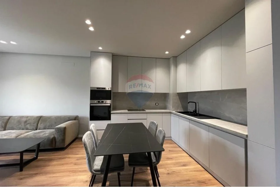 Tirane, jepet me qera apartament 1+1+Ballkon , 75 m² 800 € 