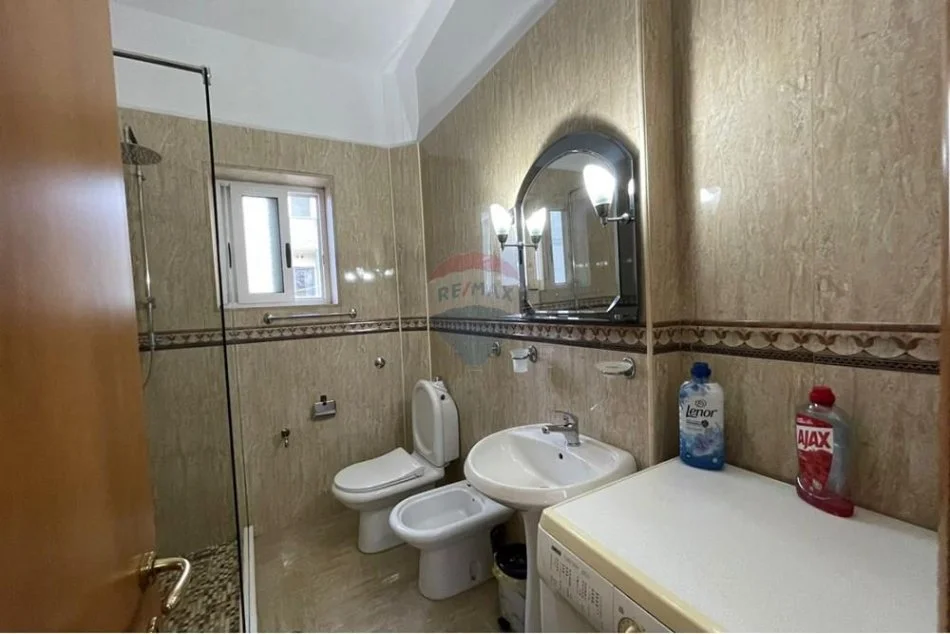 Tirane, jepet me qera apartament 1+1+Ballkon Kati 4, 75 m² 800 € 