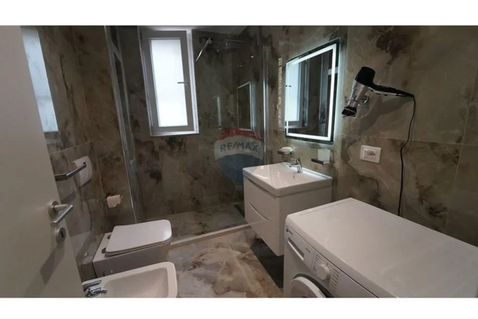 Tirane, jepet me qera apartament 1+1 , 65 m² 650 € (Rruga Ferit Xhajko,)