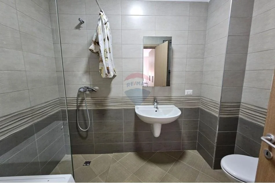 Tirane, jepet me qera apartament 2+1+Ballkon Kati 3, 95 m² 600 € (rruga e dibres)