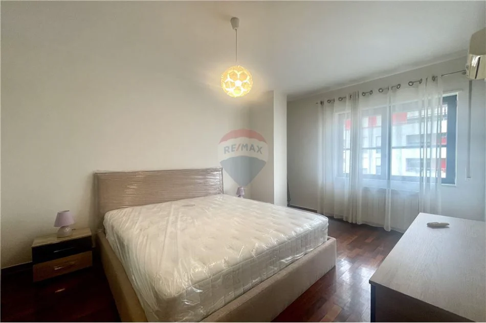 Tirane, jepet me qera apartament 3+1+Aneks+Ballkon Kati 5, 185 m² 2.000 € (Liqeni Artificial)
