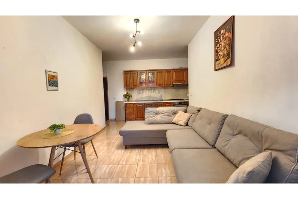 Tirane, jepet me qera apartament 1+1+Ballkon Kati 2, 60 m² 400 € (Astir)