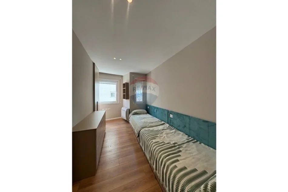 Tirane, jepet me qera apartament 2+1 Kati 4, 89 m² 1.000 €