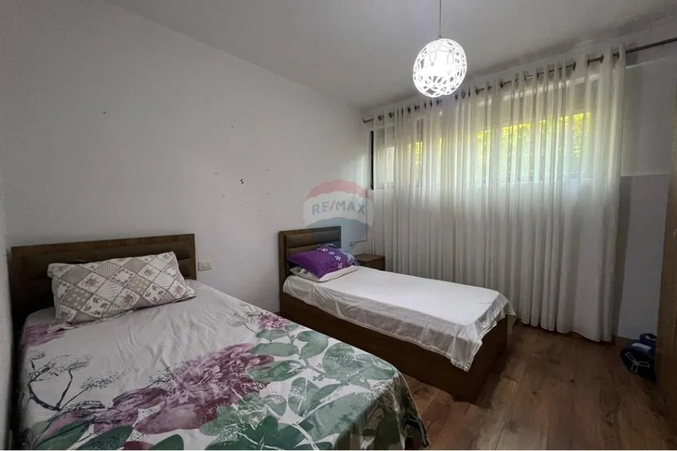 Tirane, jepet me qera apartament 2+1+Ballkon , 750 € 