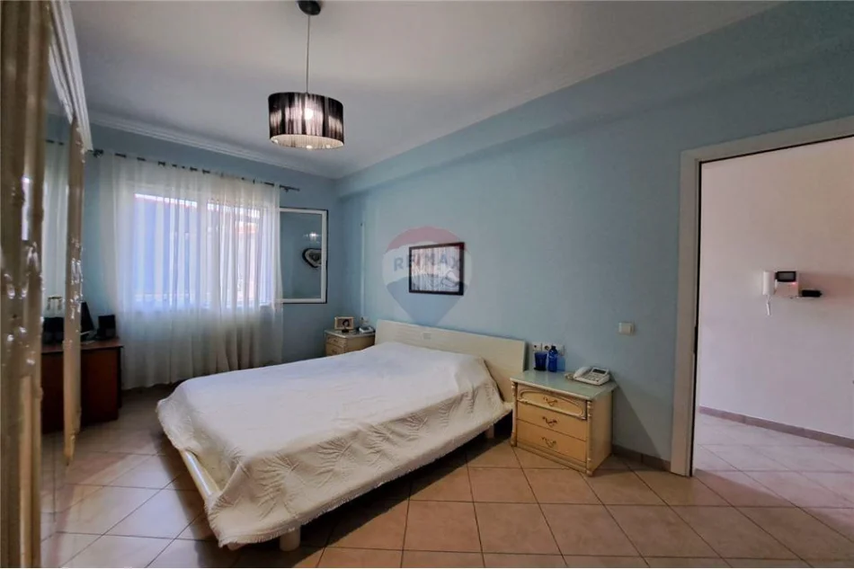 Vlore, shitet Vile 3+1+Aneks+Ballkon Kati 0, 234 m² 200.000 € (Pranë ish-Gjyqit të Vjetër, buzë rrugës kryesore)