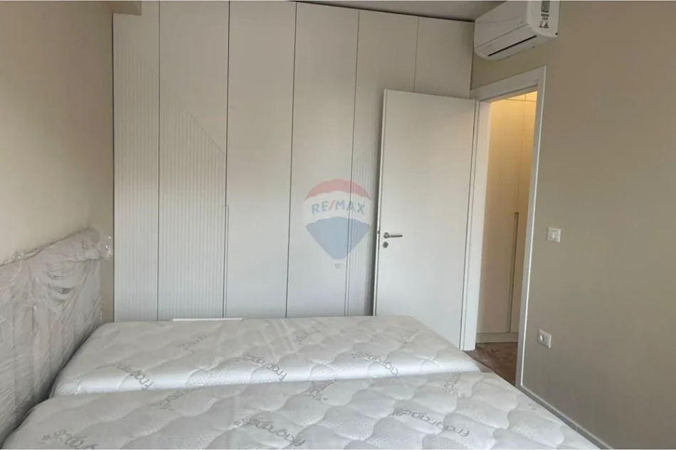 Tirane, jepet me qera apartament 1+1+Ballkon , 70 m² 600 € (Rezidenca Aura)