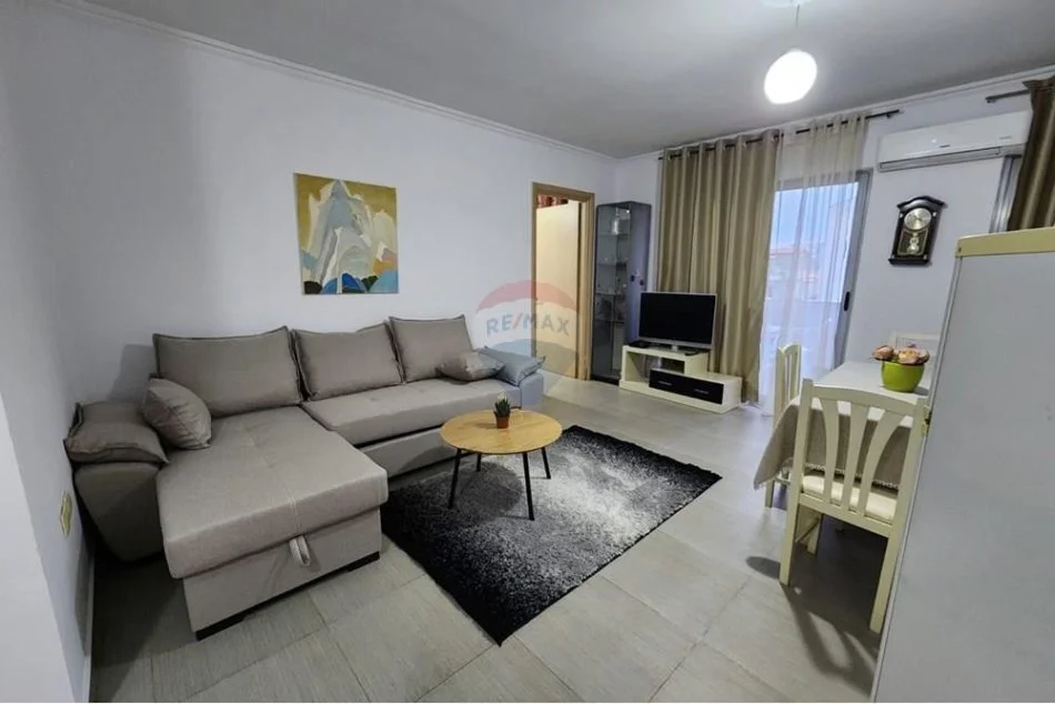 Tirane, jepet me qera apartament 2+1 , 80 m² 600 € (Kristal Center!)
