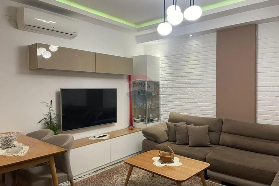 Tirane, jepet me qera apartament 2+1 Kati 6, 85 m² 600 € (KMY, Yzberisht,)