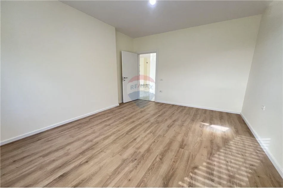 Vlore - Lungomare, shitet apartament 2+1 Kati 8, 124 m² 238.000 € (Rruga Dhimitër Konomi, Vlore)