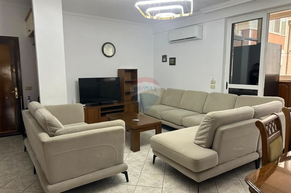 Tirane, jap me qera apartament 3+1+Aneks+Ballkon Kati 5, 750 € 