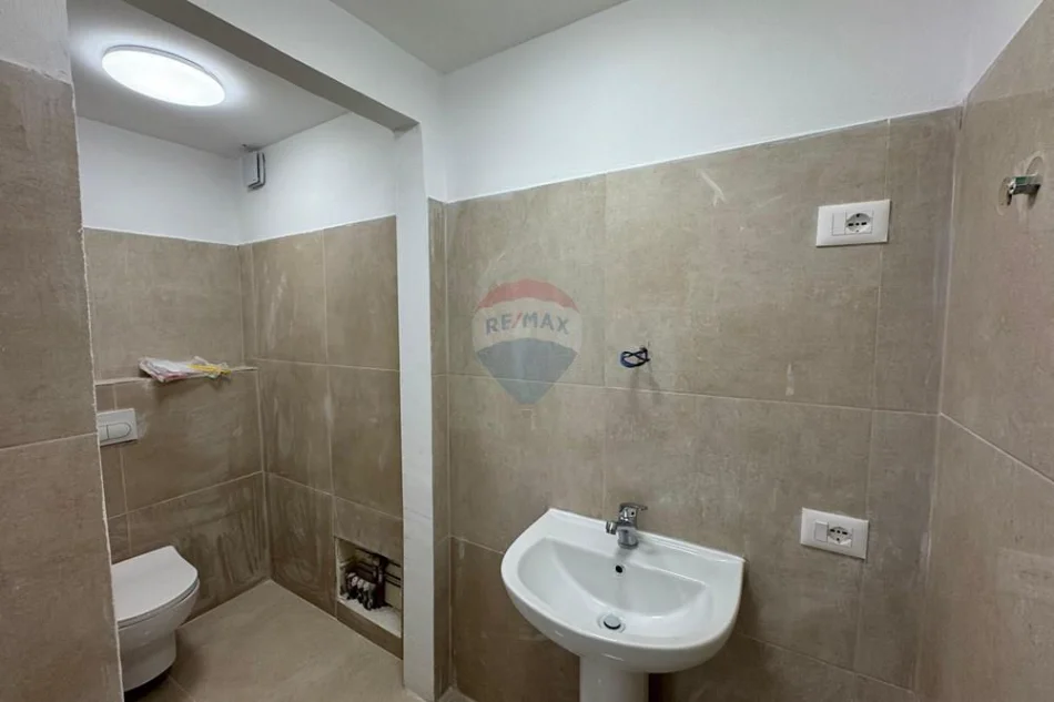 Tirane, jepet me qera ambjent biznesi Kati 0, 38 m² 900 € 