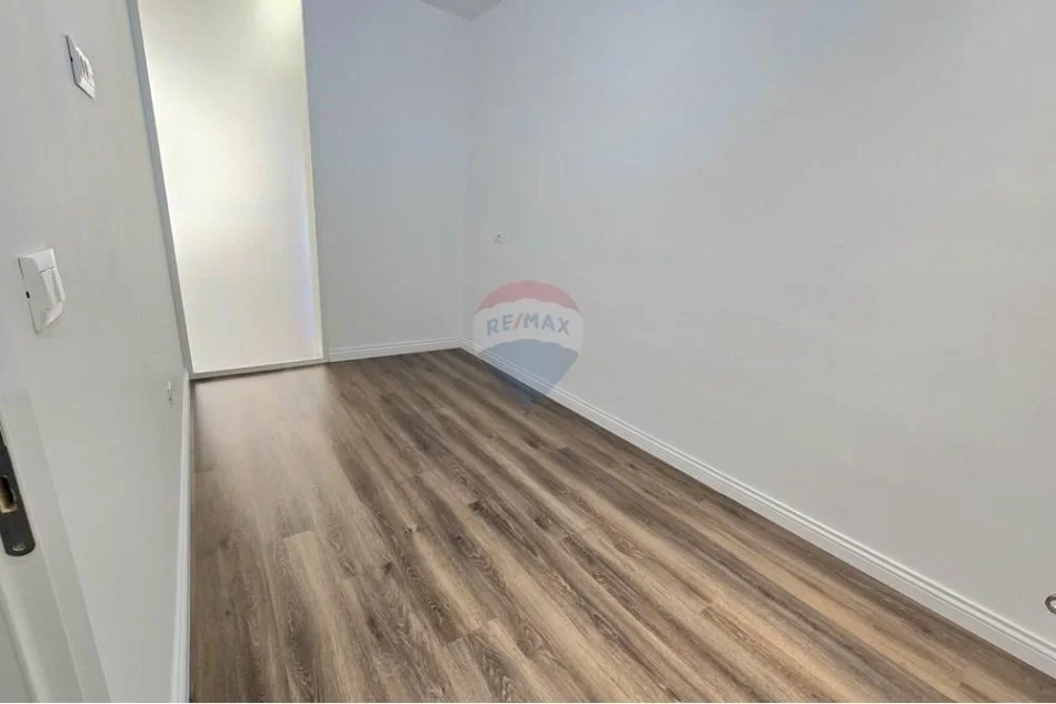 Tirane, jepet me qera zyre , 80 m² 950 € (Sheshi Skënderbej, Tiranë)