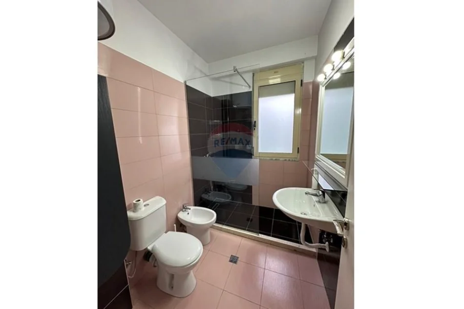 Tirane, jepet me qera apartament 1+1+Ballkon Kati 2, 57 m² 550 € (Liqeni i thate)