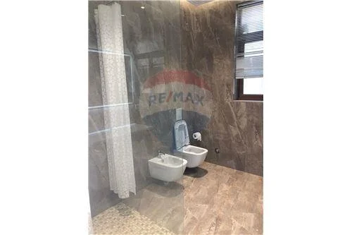 Tirane, jepet me qera apartament 1+1 90 m² 500 Euro (GLOBE)