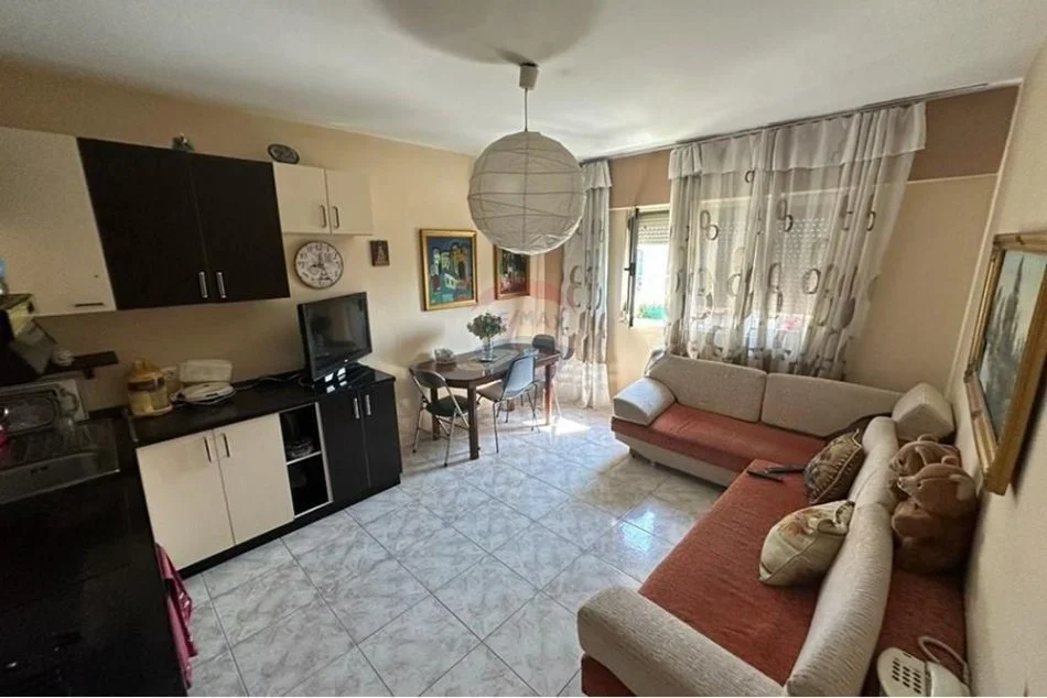 Apartament 2+1 në Qendër, përballë Bankës