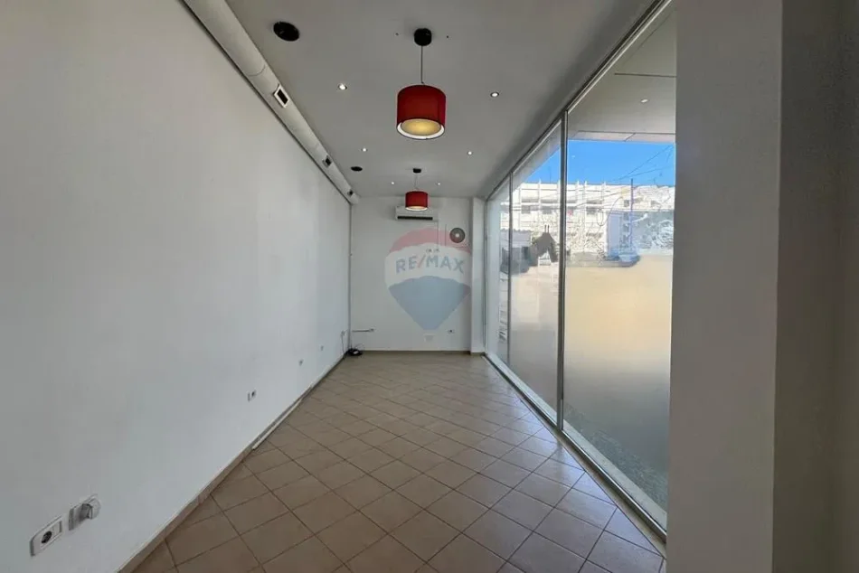 Tirane, jepet me qera dyqan Kati 0, 600 € 