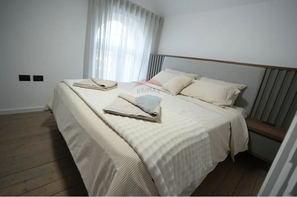 Elbasan, jepet me qera Vile 3+1 , 899 m² 3.000 € 