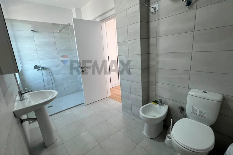 Tirane, jepet me qera apartament 2+1+Ballkon Kati 7, 109 m² 700 € (Shkolla e Bashkuar)