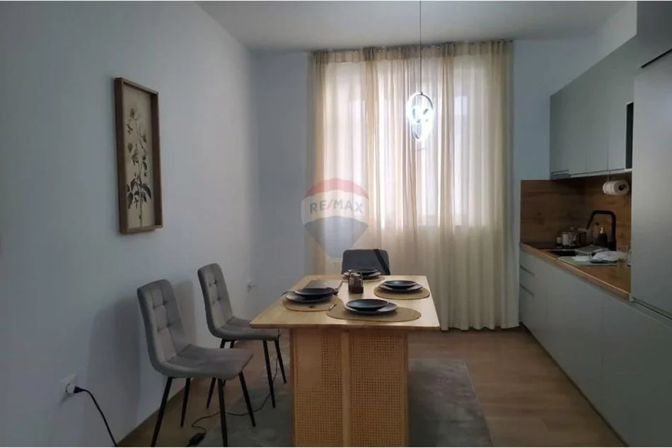 Tirane, jepet me qera apartament 2+1 , 100 m² 850 € (Rruga e Duresit)