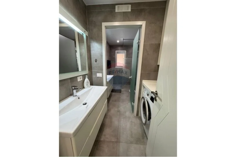 Tirane, jepet me qera apartament 2+1 Kati 3, 95 m² 1.100 € (Blloku)