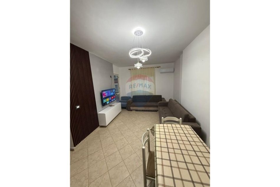 Durres, jepet me qera apartament 1+1 Kati 4, 50 m² 300 € (Shkembi kavajes)