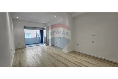 Tirane, jepet me qera zyre , 98 m² 600 € (rruga e dibres)