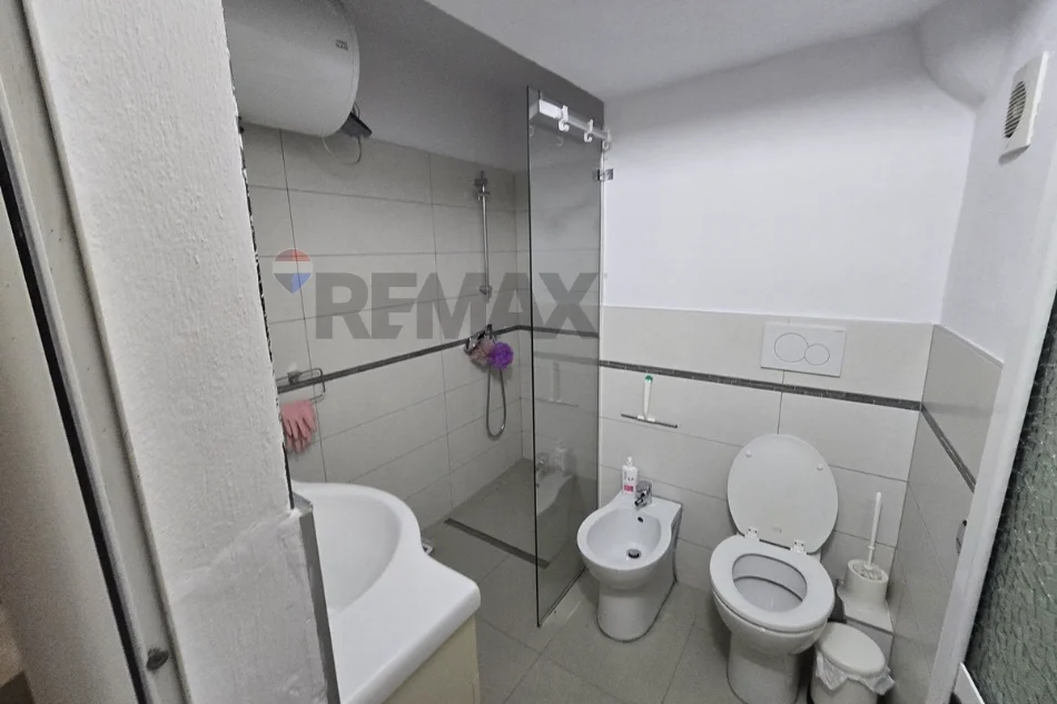 Tirane, jepet me qera apartament 2+1 , 