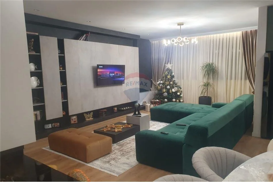 Tirane, shitet apartament 2+1+Ballkon , 138 m² 